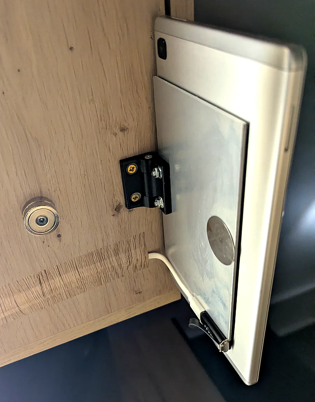 Back of the tablet: aluminium plate flush with the pivot edge, hinge with two screws in the cabinet floor, round steel disc on the plate, pot magnet in the cabinet floor, cable on the short side